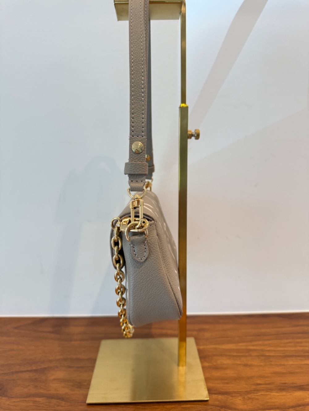 Louis Vuitton Empreinte Monogram Ivy in Turtledove and Cream - Picture 5 of 13